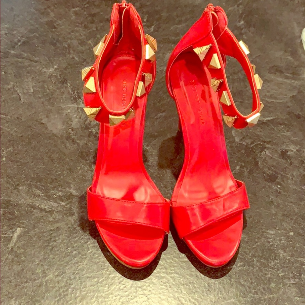 NWOT hot red stilettos with gold detail